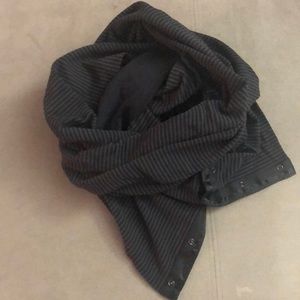 LuluLemon Scarf - Black Stripped